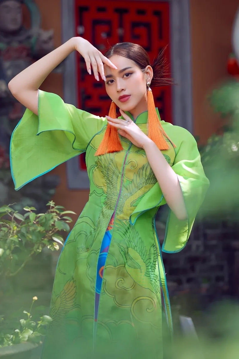 Bikini Hoa hậu Đỗ Thị Hà thể hiện phong thái tự tin và chuyên nghiệp