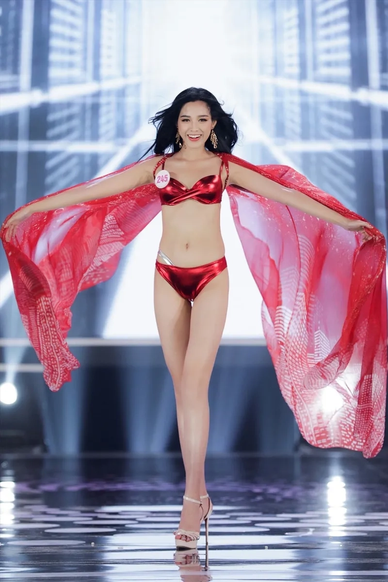 Hoa hậu Đỗ Thị Hà sexy trong từng phần trình diễn tại các cuộc thi lớn