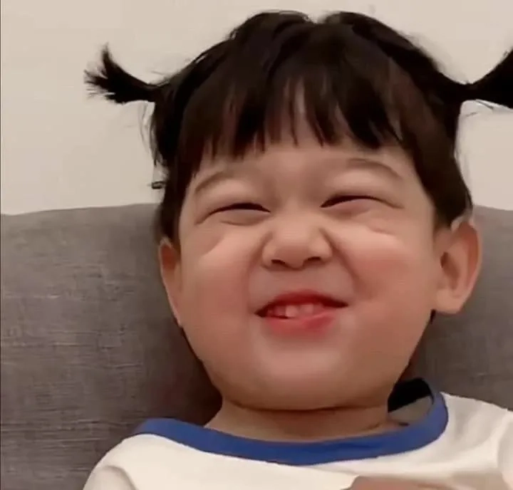 Ảnh meme em bé cute nổi bật với biểu cảm ngộ nghĩnh