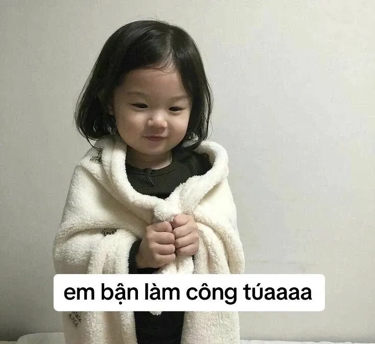 Meme em bé lườm hài hước với biểu cảm độc đáo