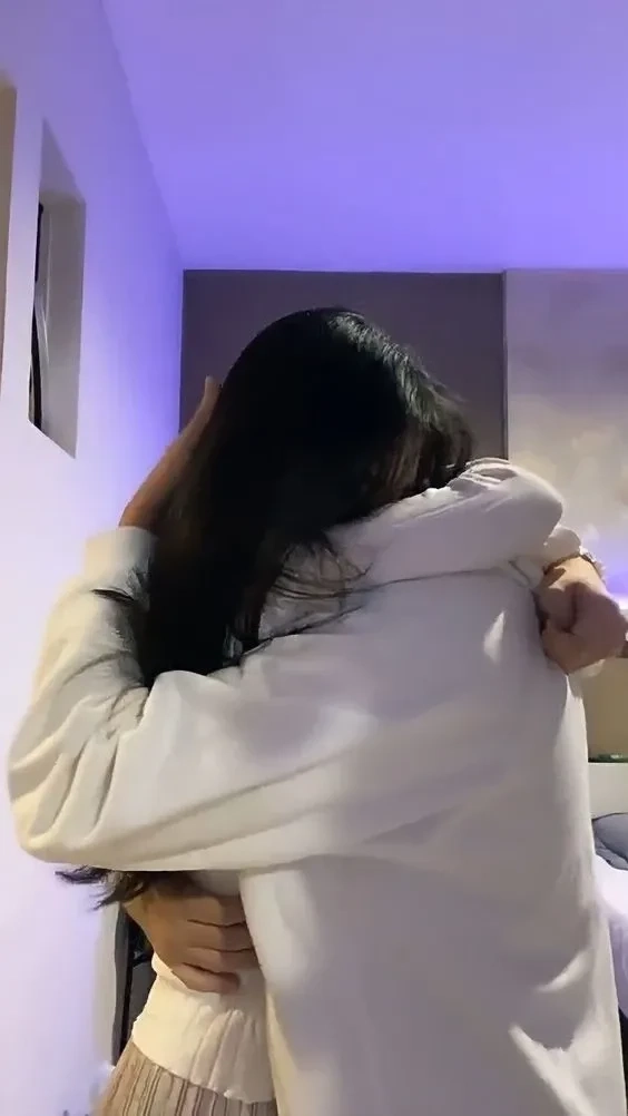 Hình ảnh tình yêu đơn phương thể hiện nỗi buồn và sự chờ đợi