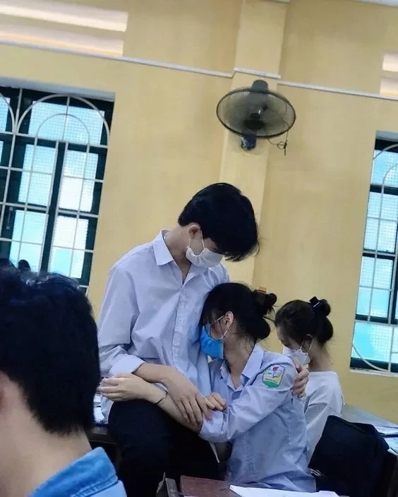Hình ảnh tình yêu tan vỡ đầy nỗi buồn và tiếc nuối