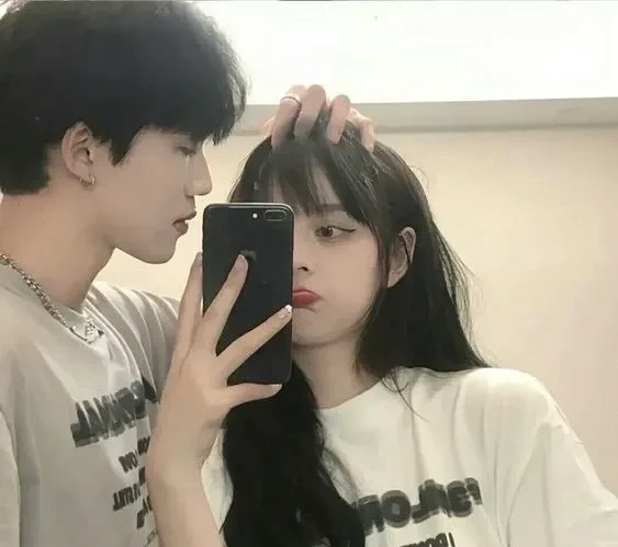 Ảnh đôi yêu nhau ôm nhau là khoảnh khắc ngọt ngào và yêu thương