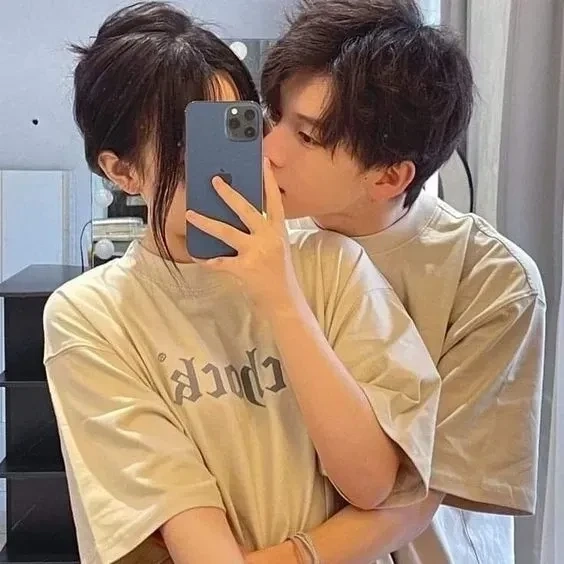 Hình ảnh cặp đôi hôn nhau thể hiện tình yêu sâu đậm và ngọt ngào
