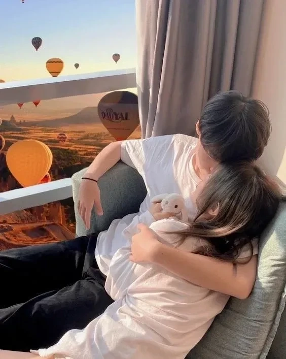 Ảnh đôi tình nhân lãng mạn đầy tình cảm và ngọt ngào