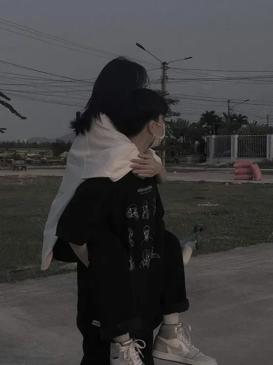 Ảnh đôi tình nhân nắm tay thể hiện sự gắn kết và yêu thương