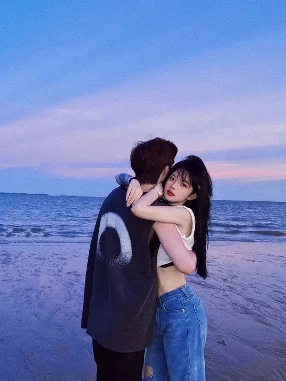 Ảnh đôi tình nhân ôm nhau là biểu tượng của sự che chở và yêu thương