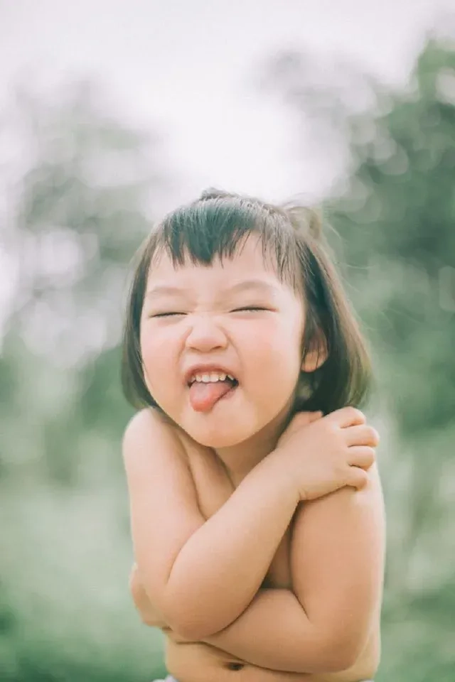 Ảnh bé gái cute, dễ thương với nụ cười hồn nhiên