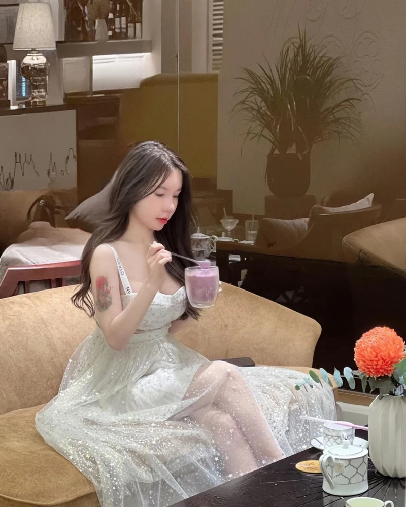 Gái xinh Việt Nam áo dài đi chơi với phong cách thanh lịch và trẻ trung
