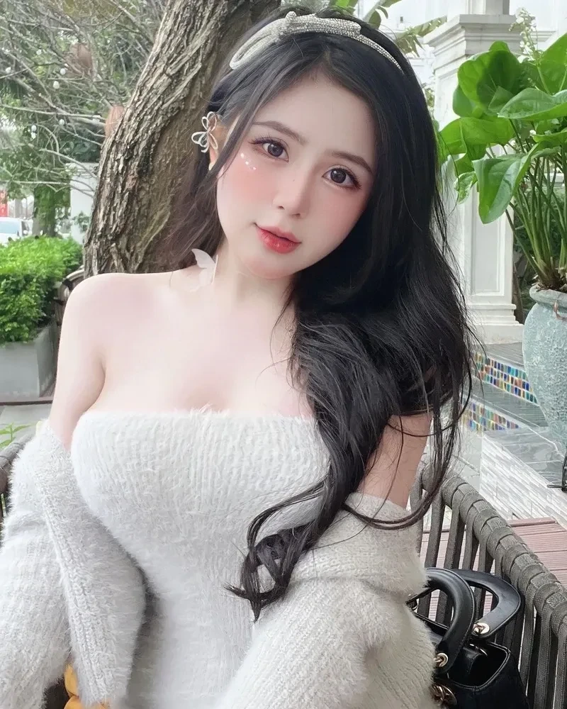 Gái xinh Việt Nam tắm biển mùa hè trong khung cảnh thiên nhiên thơ mộng