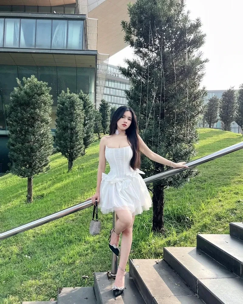 Hình ảnh gái xinh Việt Nam áo dài trắng thể hiện sự trong sáng và thanh tao