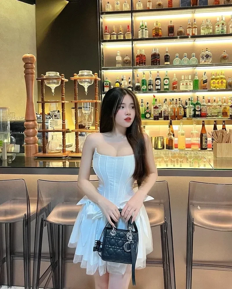 Gái xinh Việt Nam áo dài cách tân tạo sự kết hợp giữa truyền thống và hiện đại