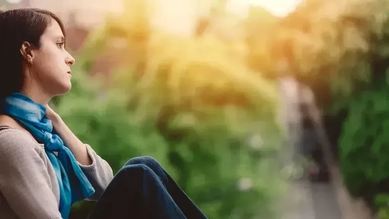 Hình ảnh con đường vắng lặng, cô gái đơn độc trên đường