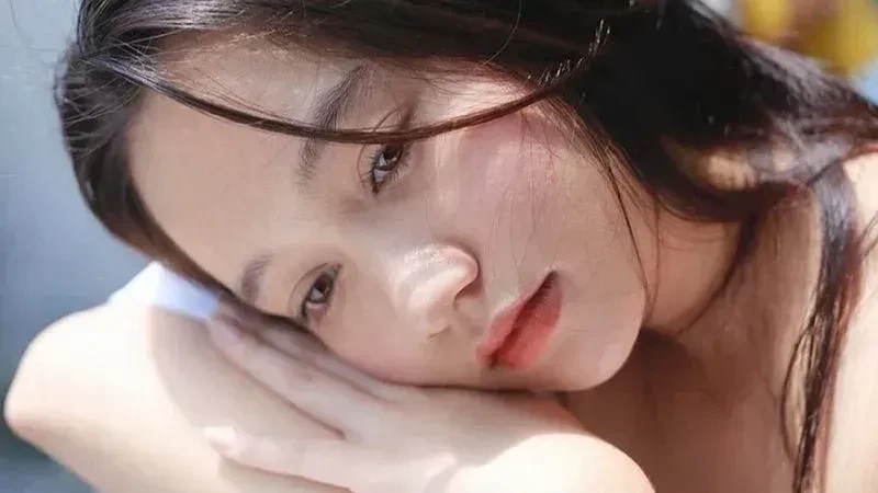 Hình ảnh giọt nước mắt rơi, cô gái đau lòng vì tình yêu