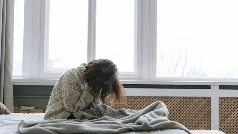 Hình ảnh cánh đồng trống trải, cô gái đơn côi giữa thiên nhiên