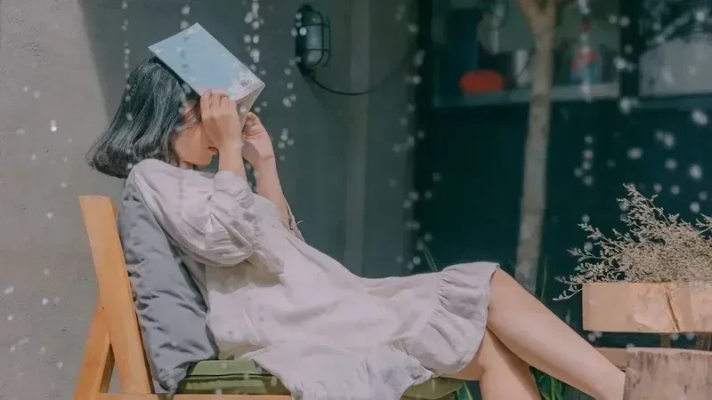 Hình ảnh cô gái nhìn xa xăm, trái tim lạc lối trong tình yêu