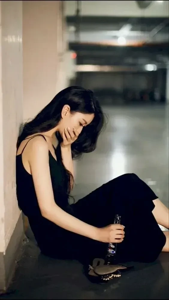 Hình ảnh đêm khuya và nỗi buồn, cô gái chìm trong suy tư