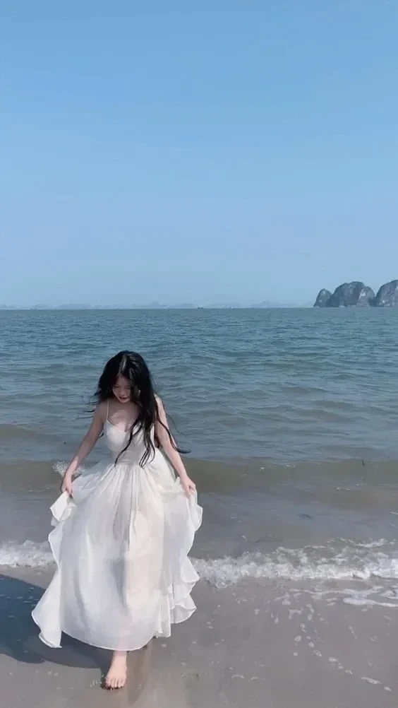 Hình ảnh cô gái trên bãi biển, cô đơn giữa sóng biển mênh mông