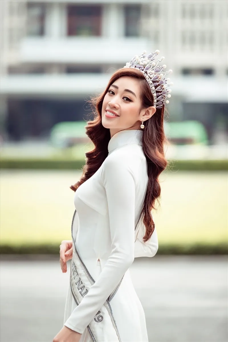 Khánh Vân catwalk mang đến phong thái chuyên nghiệp và cuốn hút