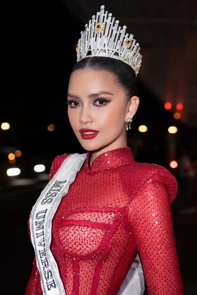 Ngọc Châu bán kết Miss Universe với phong thái tự tin và cuốn hút