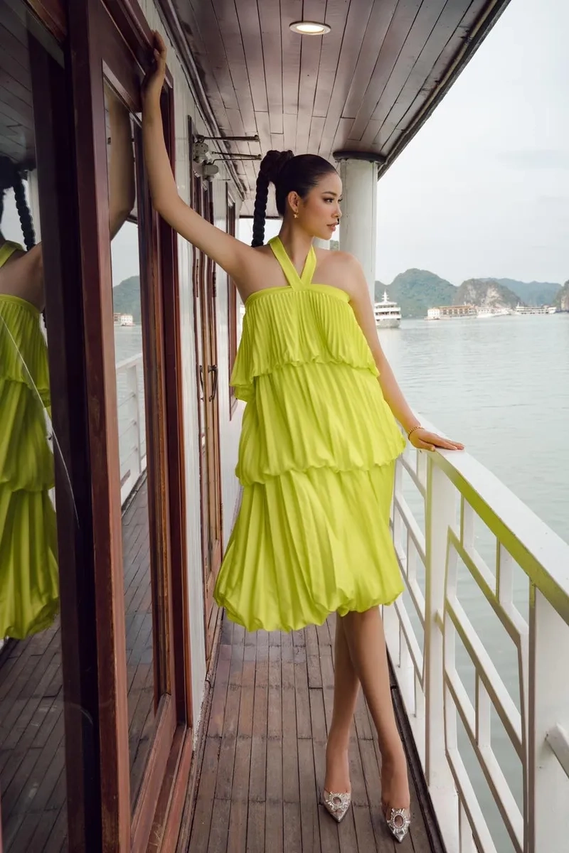 Vương miện hoa hậu Phạm Hương nhận được sự ngưỡng mộ từ công chúng