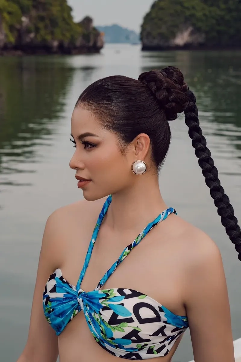 Vương miện Phạm Hương gắn liền với tên tuổi của cô tại các cuộc thi quốc tế