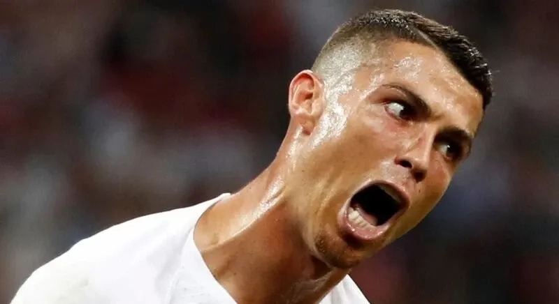 Meme Ronaldo uống nước hài hước với biểu cảm độc đáo