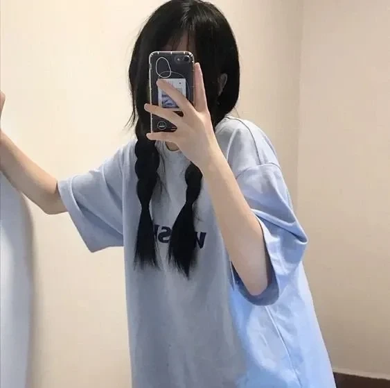 Hình ảnh con gái che mặt bằng điện thoại được yêu thích và chia sẻ rộng rãi