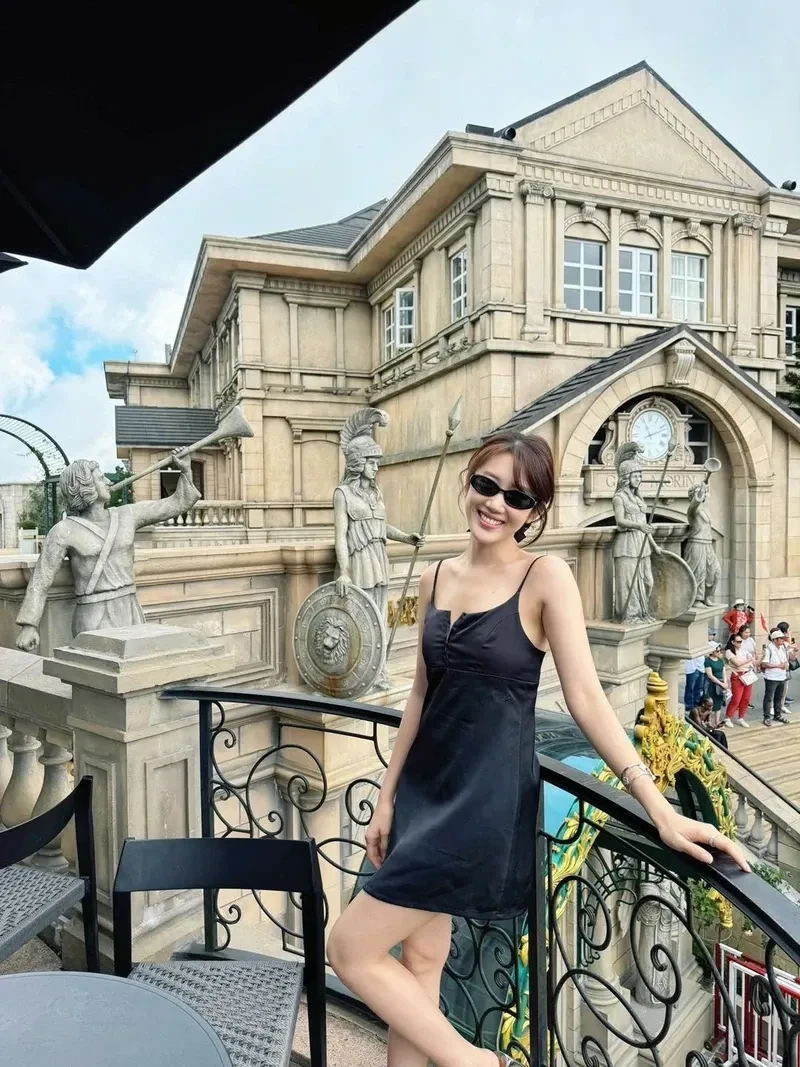 Thúy Ngân mặc áo tắm trong các hoạt động gần đây