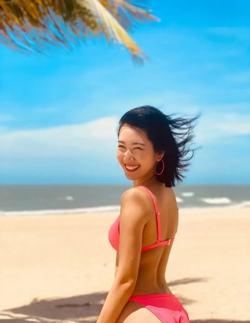 Thúy Ngân diện bikini trong những khoảnh khắc tươi trẻ và nổi bật