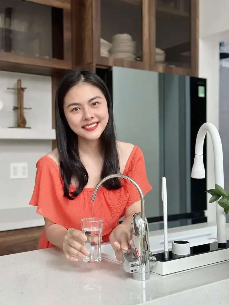 Chồng của diễn viên Vân Trang luôn đồng hành trong sự nghiệp của cô