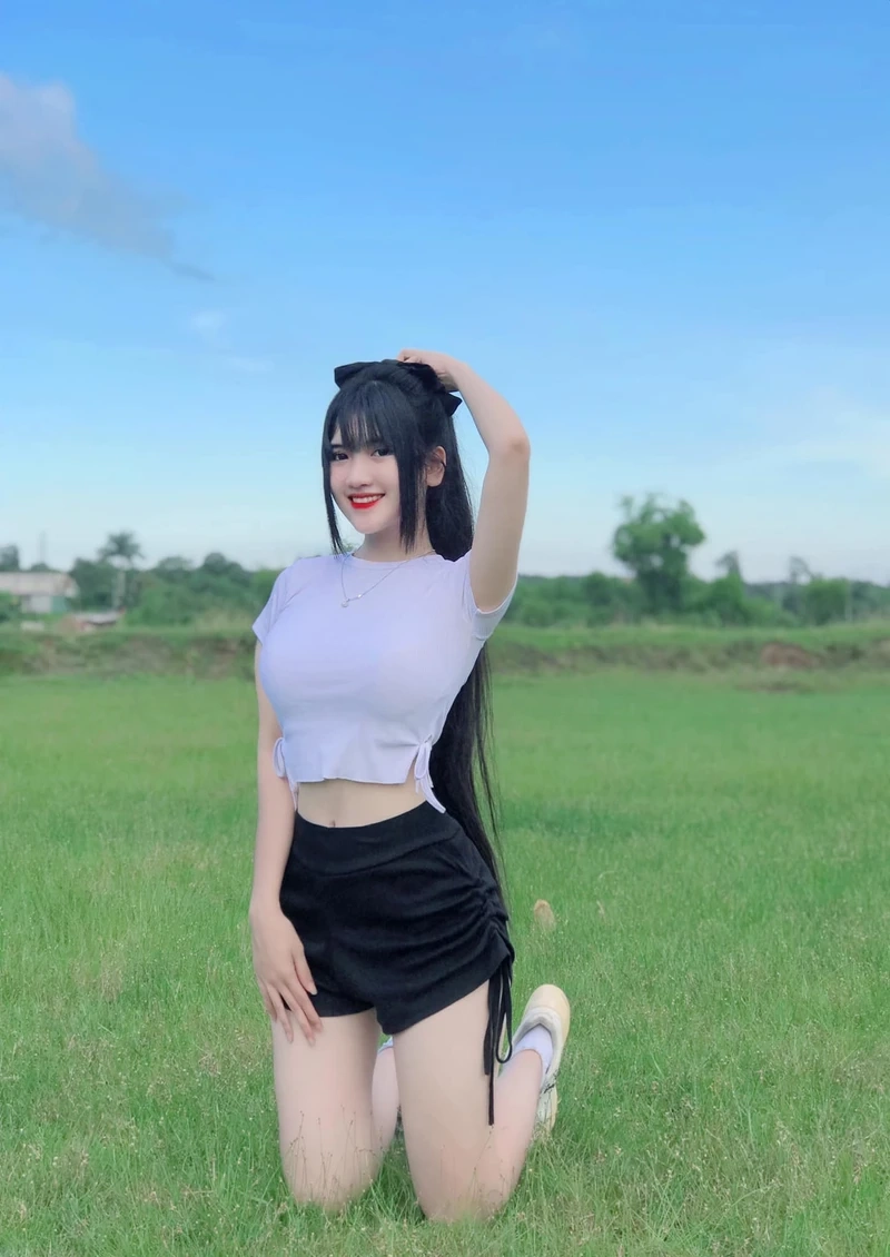 Gái xinh cute che mặt, tôn lên vẻ đẹp nhẹ nhàng, thu hút mọi ánh nhìn