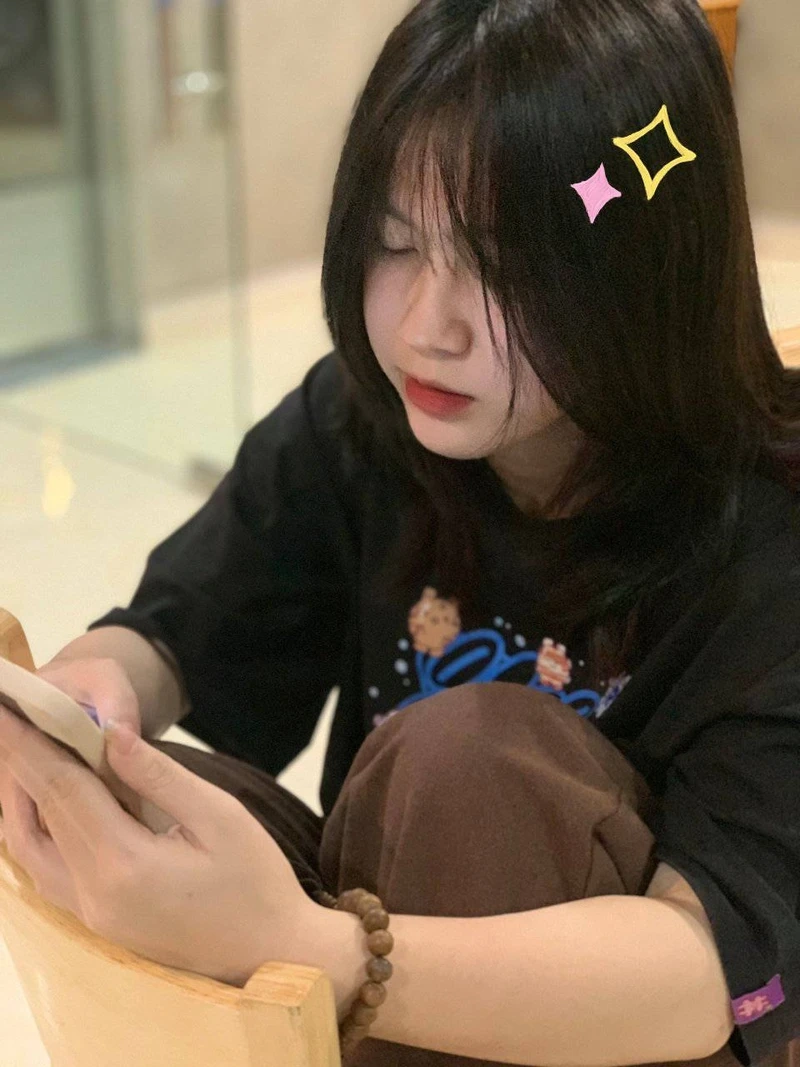 Gái xinh cute TikTok với vẻ ngoài đáng yêu cùng biểu cảm tự nhiên