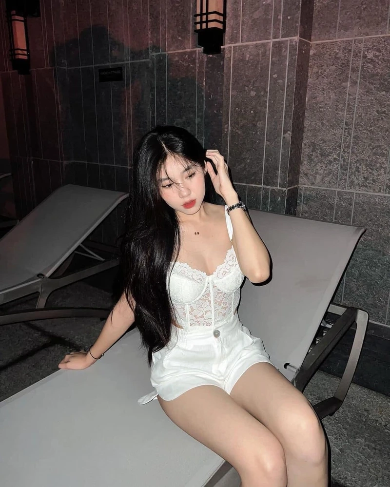 Hot girl châu Á với đôi mắt sâu hút hồn và nét đẹp tinh tế