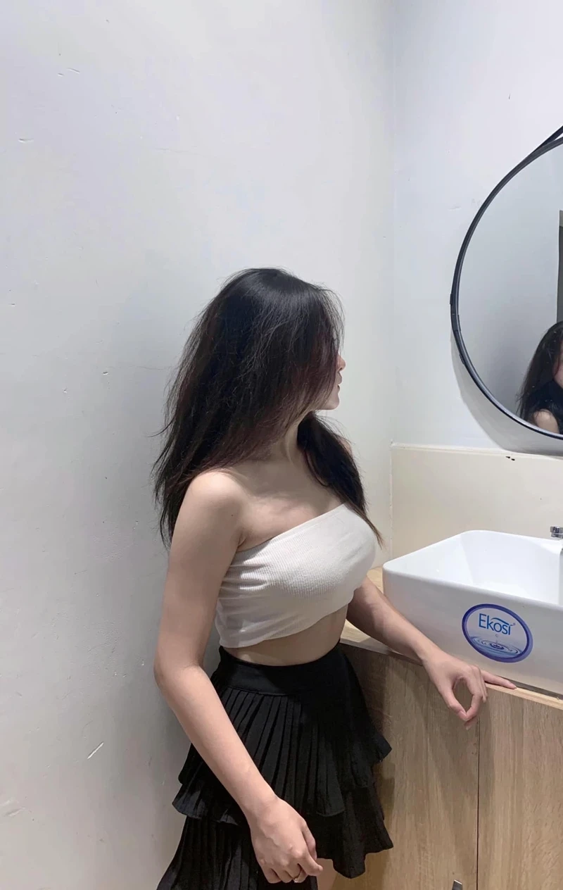 Hình ảnh hot girl đường phố với nụ cười duyên dáng và ánh mắt tỏa sáng