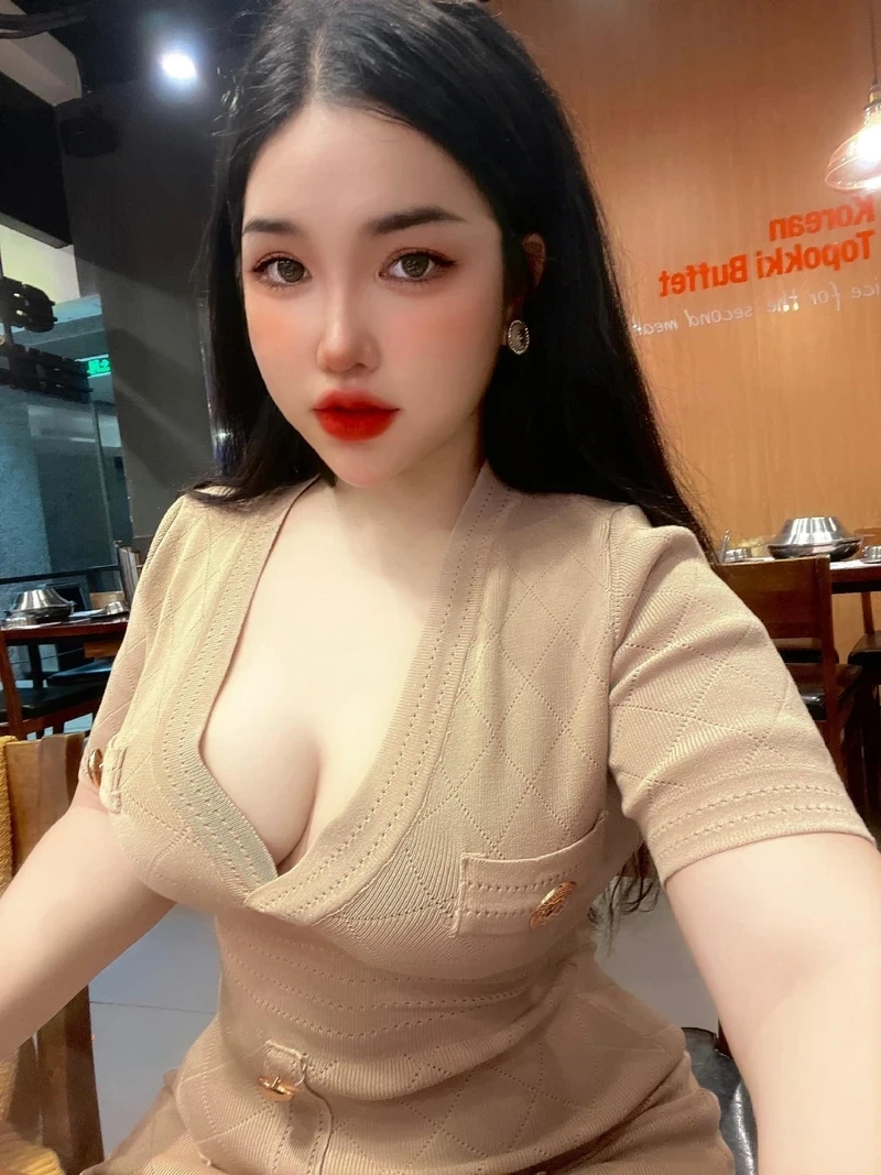 Ảnh gái xinh selfie trên phố với nụ cười tỏa sáng và góc mặt thần thánh