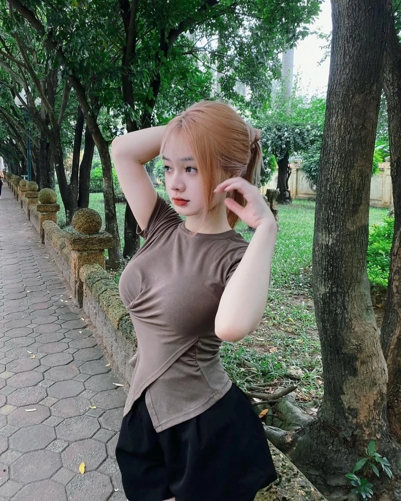 Gái xinh mặc váy ngắn sexy mang lại hình ảnh quyến rũ, đầy cuốn hút