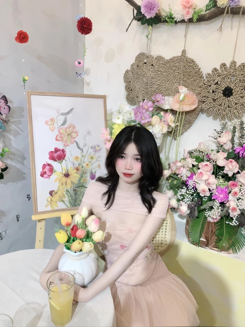 Ảnh cute gái xinh với đôi mắt long lanh và nụ cười duyên dáng