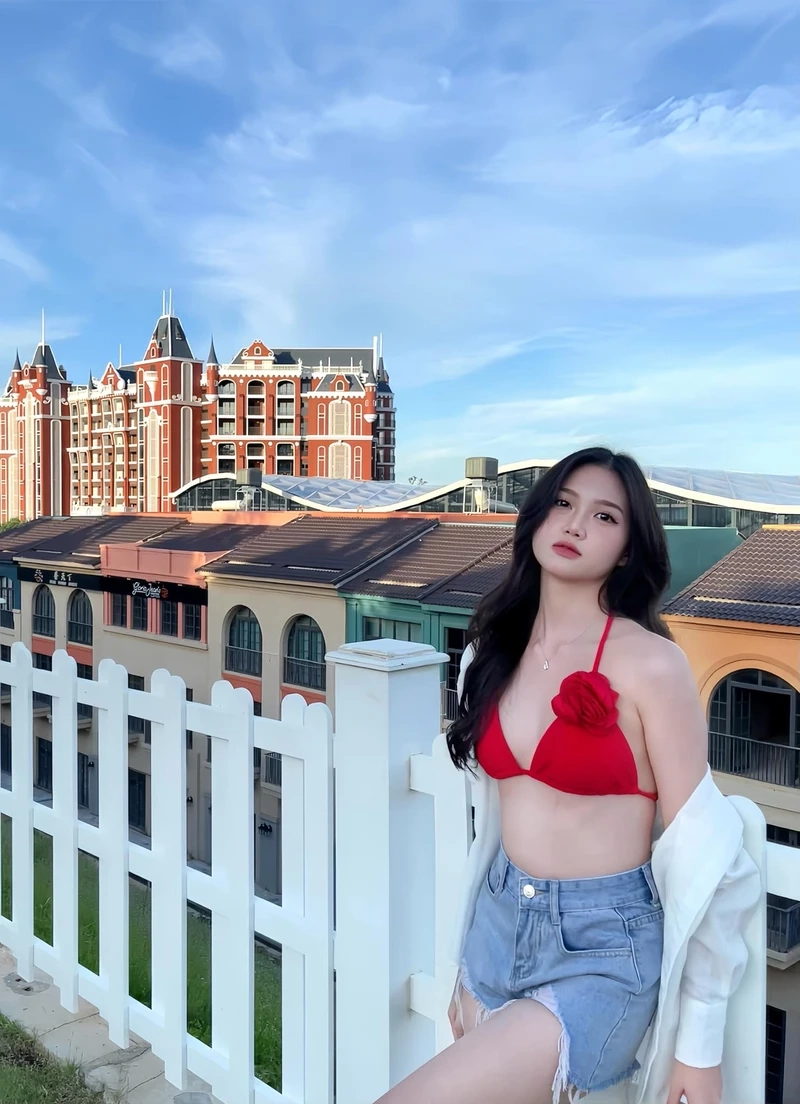 Hình gái bận bikini đầy tự tin và thu hút ánh nhìn