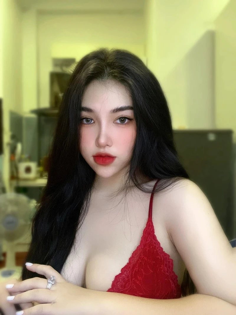 Gái xinh online sexy luôn thu hút với những biểu cảm và thần thái hấp dẫn