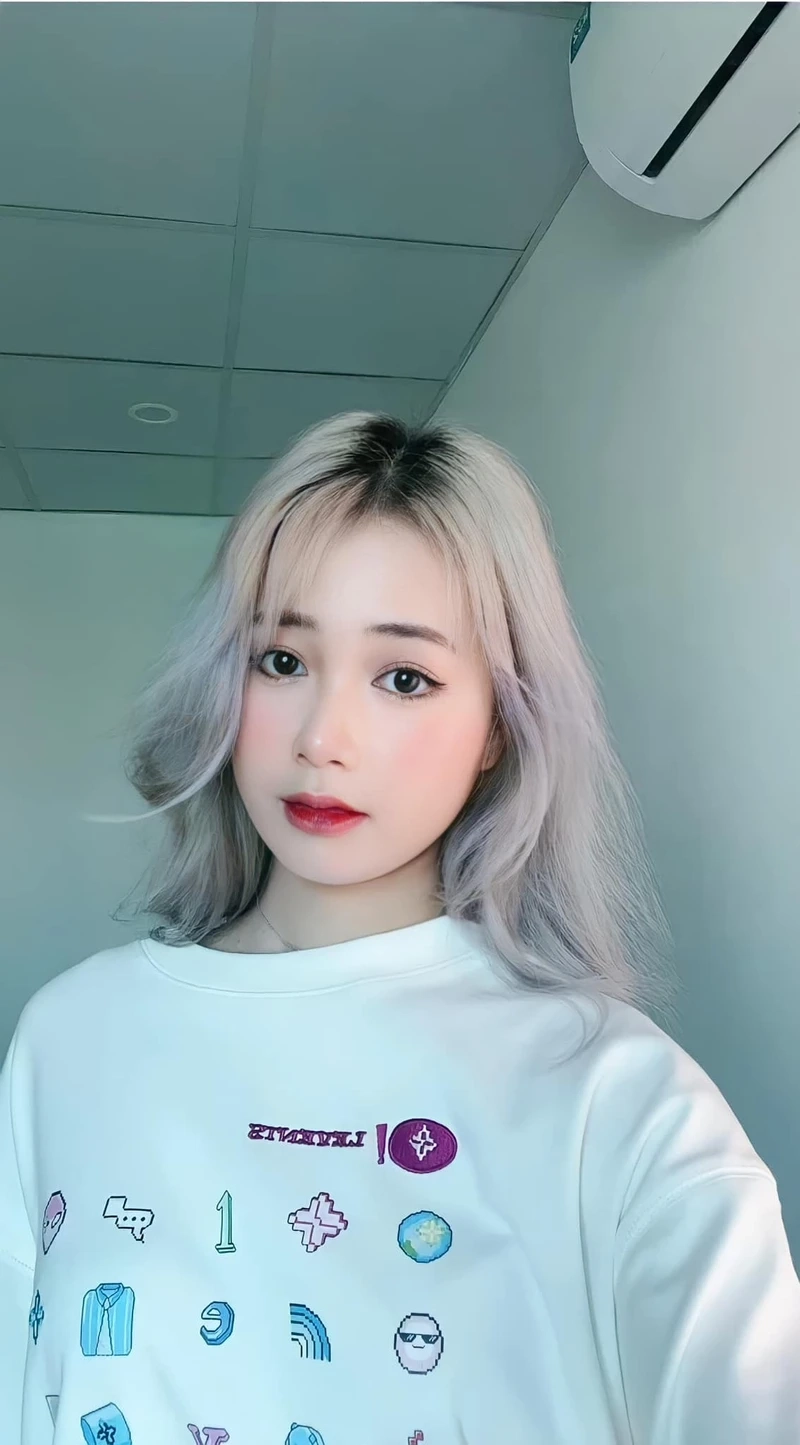 Gái xinh áo dài trắng live tiktok luôn tạo nên sức hút đặc biệt với người xem