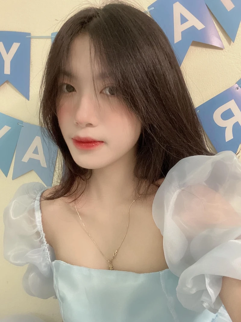 Ảnh gái xinh selfie trước gương với góc chụp đầy lôi cuốn