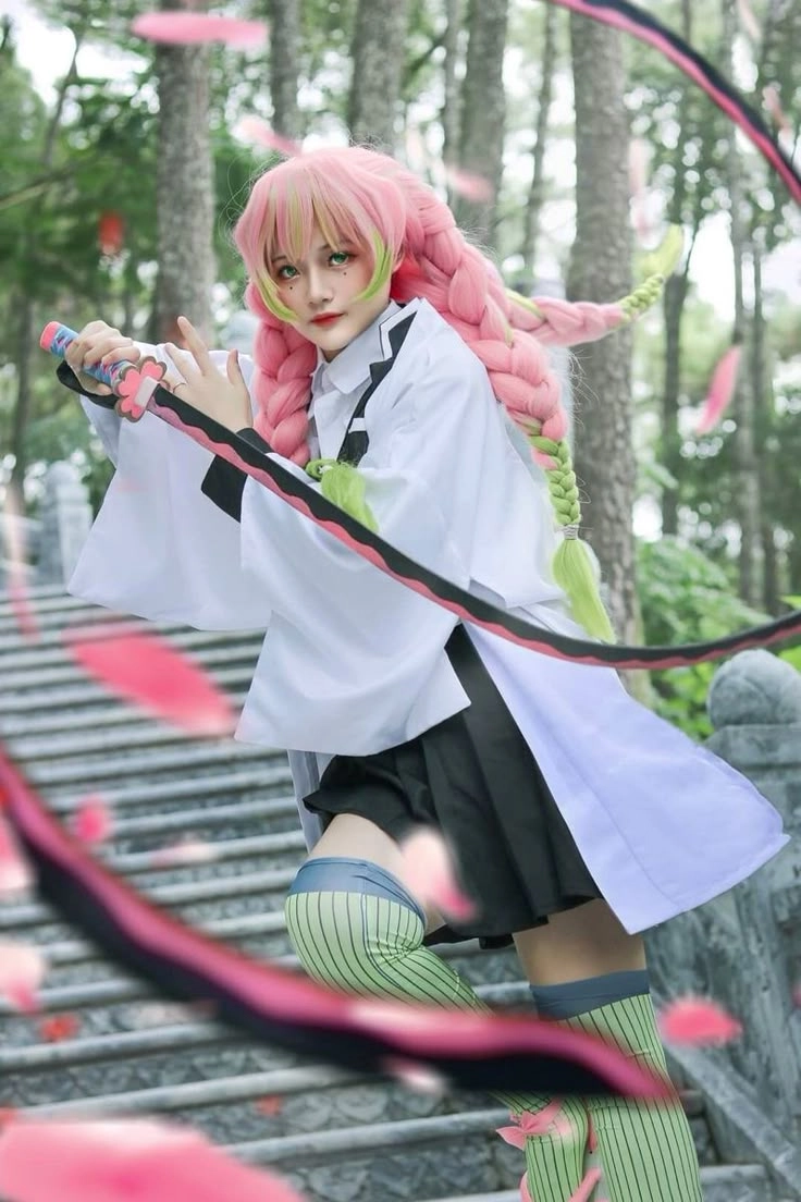 Cosplay Mitsuri Kanroji với trang phục chuẩn nguyên tác