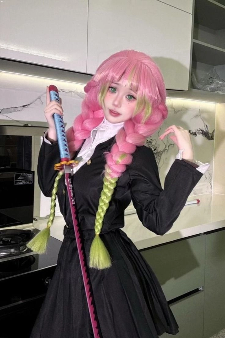 Ảnh cosplay Mitsuri đẹp xuất sắc với thần thái cuốn hút