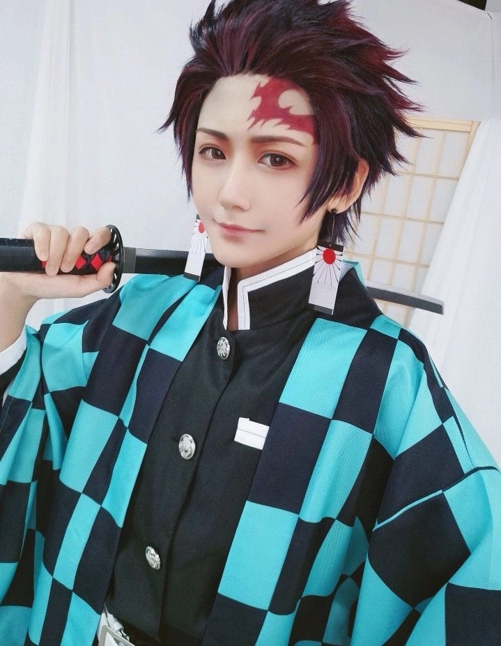 Tanjiro cosplay ngầu với thanh Nichirin đỏ rực đầy uy lực