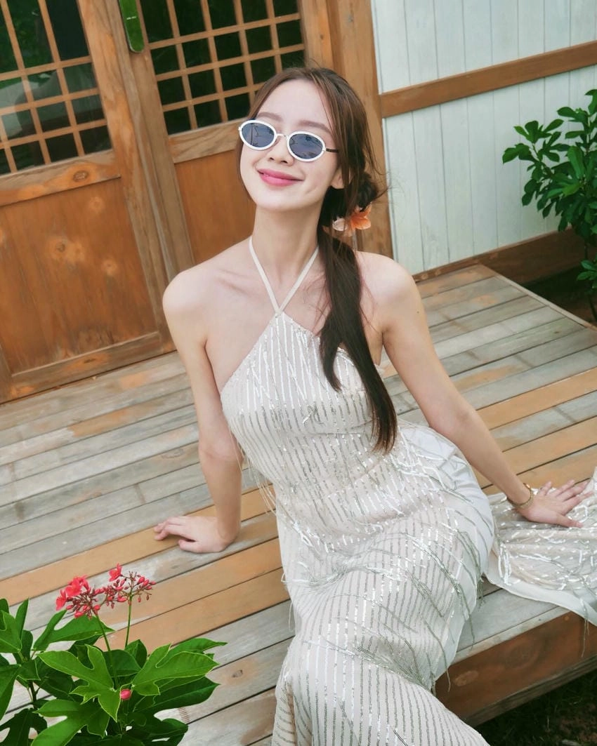 A hậu Bảo Ngọc tỏa sáng với nhan sắc và trí tuệ