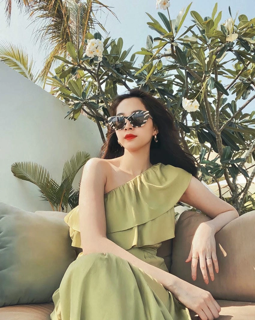 Hoa hậu Việt Nam Đặng Thu Thảo đẹp thanh lịch