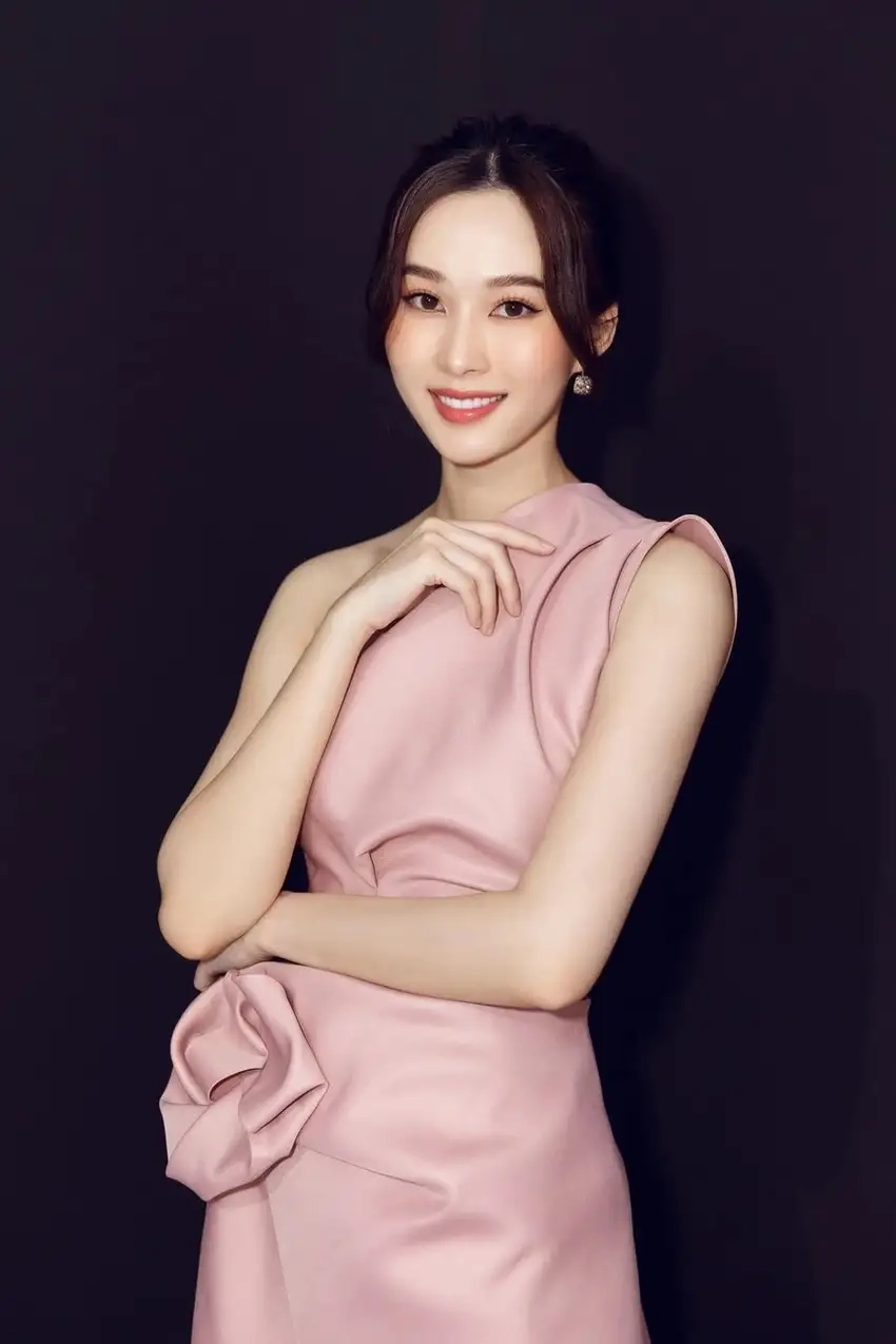 Lê Đặng Thu Hoài vẻ đẹp thanh lịch