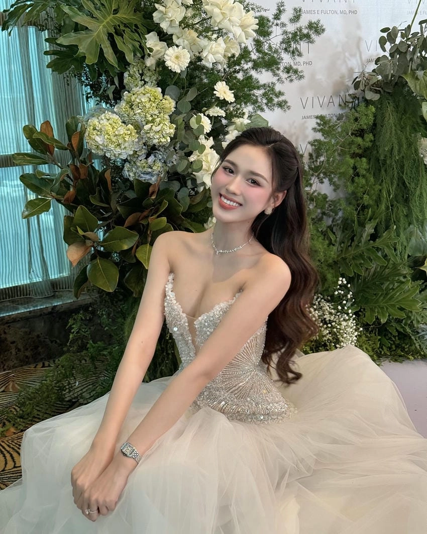 Hình ảnh hoa hậu Đỗ Thị Hà lộng lẫy