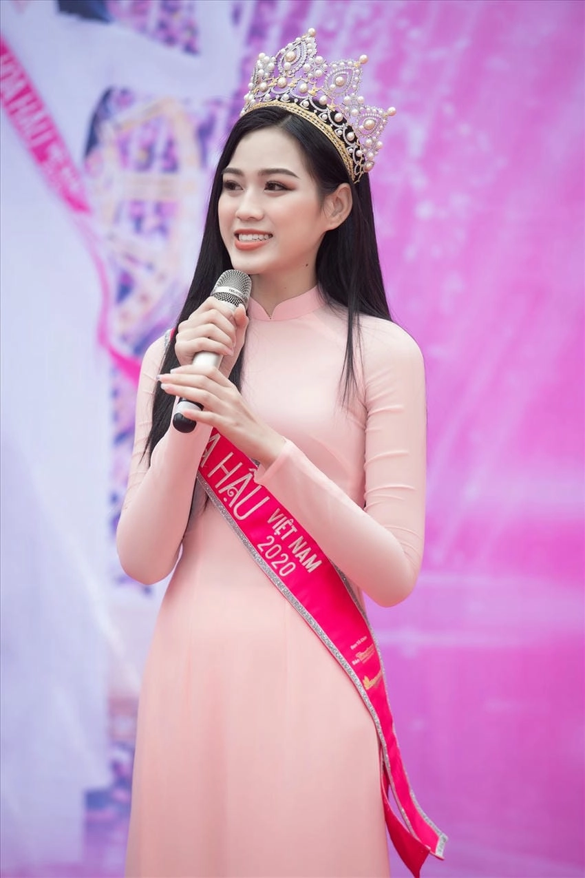 Đỗ Thị Hà áo dài thướt tha nền nã